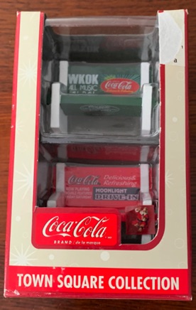 4328-1 € 9,00 coca cola town squere groen en rood bankje.jpeg